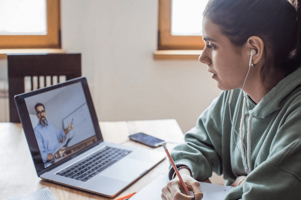 Aula híbrida o que é e como engajar seus alunos