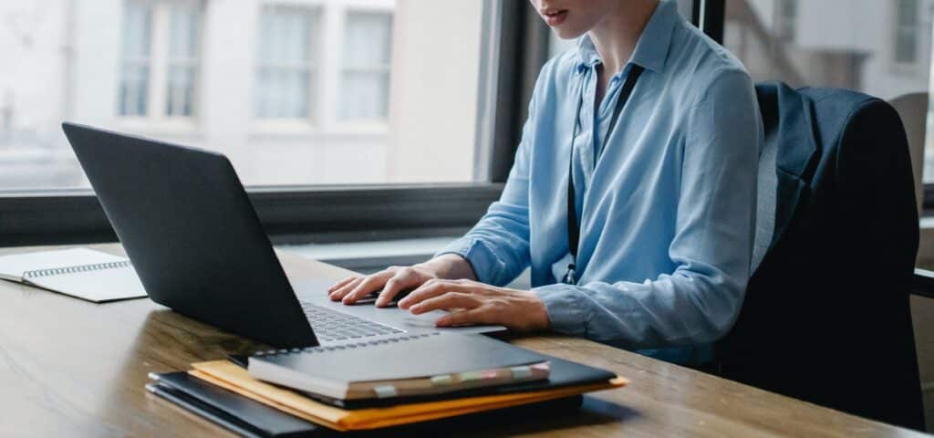 mulher usando computador para representar blogpost sobre agenda online