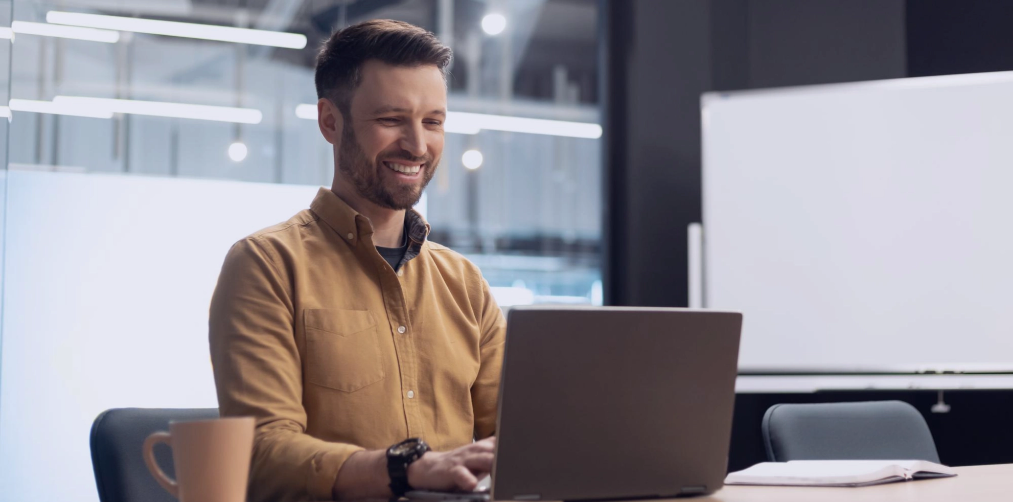 Homem no escritório sorrindo