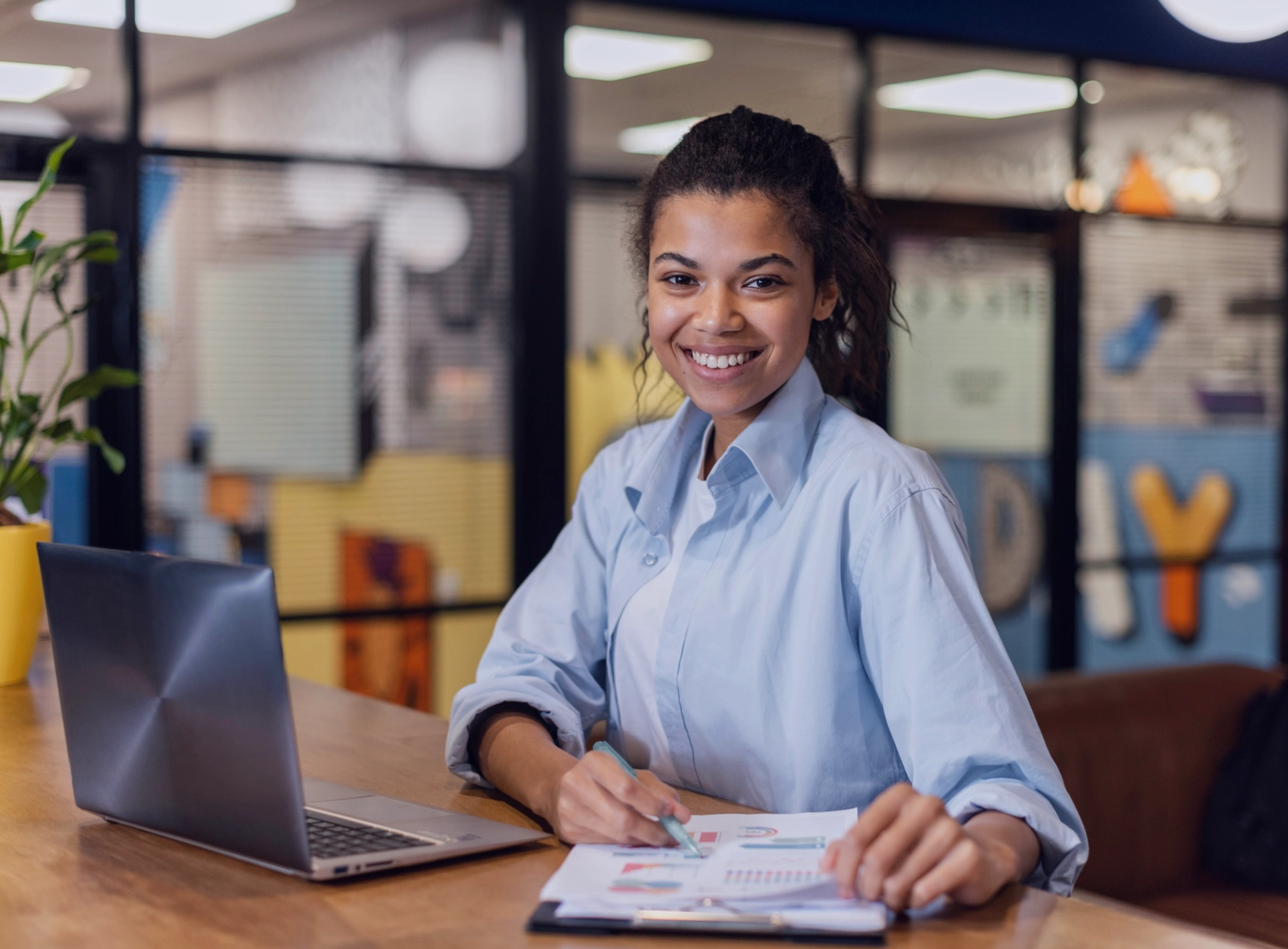 Mulher no escritório sorrindo